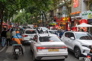 Hanoi Gold Streets Crowded as Locals Buy Gold for Luck on God of Wealth Day - image 8