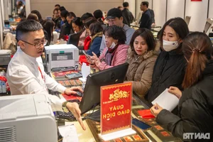 Hanoi Gold Streets Crowded as Locals Buy Gold for Luck on God of Wealth Day - image 6