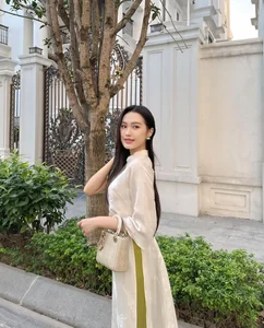 Doan Hai My Radiates Elegance in Traditional Ao Dai During New Year Temple Visit - image 7