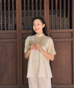 Doan Hai My Radiates Elegance in Traditional Ao Dai During New Year Temple Visit - image 0