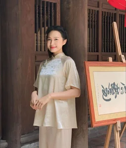 Doan Hai My Radiates Elegance in Traditional Ao Dai During New Year Temple Visit - image 3