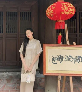Doan Hai My Radiates Elegance in Traditional Ao Dai During New Year Temple Visit - image 9