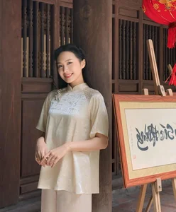 Doan Hai My Radiates Elegance in Traditional Ao Dai During New Year Temple Visit - image 4