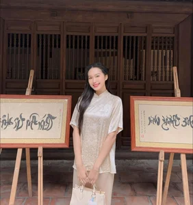 Doan Hai My Radiates Elegance in Traditional Ao Dai During New Year Temple Visit - image 2