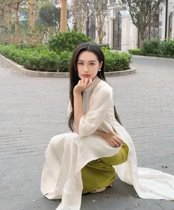 Doan Hai My Radiates Elegance in Traditional Ao Dai During New Year Temple Visit - image 6