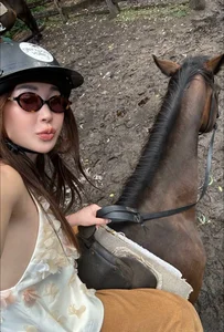 Vietnamese Stars Celebrate Tet Abroad: Chi Pu in Australia, Thao Nhi Le Travels in Style - image 21