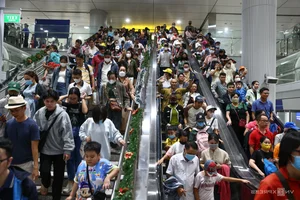 Crowds Surge to Experience Ho Chi Minh City's Ben Thanh - Suoi Tien Metro Line - image 8