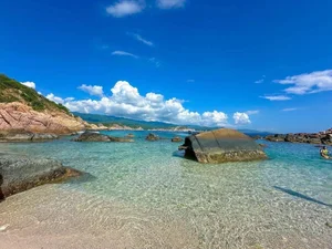 Exploring Vinh Hy Bay: Should You Choose a Guided Tour or Solo Adventure? - image 6