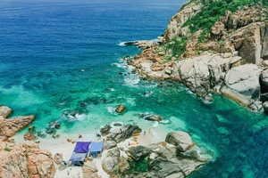 Exploring Vinh Hy Bay: Should You Choose a Guided Tour or Solo Adventure? - image 3