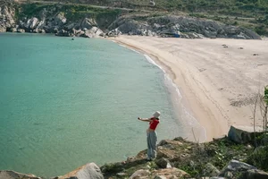 Exploring Vinh Hy Bay: Should You Choose a Guided Tour or Solo Adventure? - image 4
