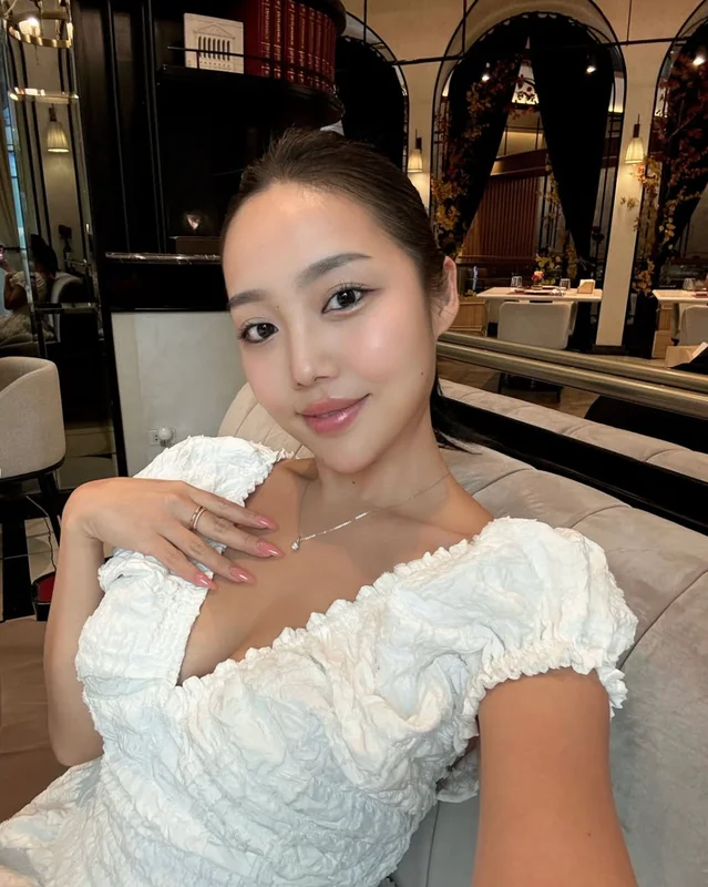 Plus-Size South Korean Blogger Empowers Fans in Tiny Bikini