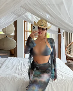Plus-Size South Korean Blogger Empowers Fans in Tiny Bikini - image 11