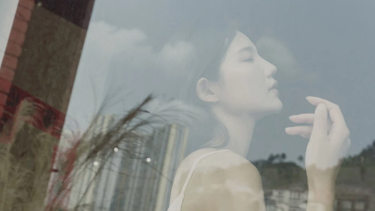 Yan Shi Yi in YiTuYu Art Language Vol.7006: Soft Light and Artistic Forms
