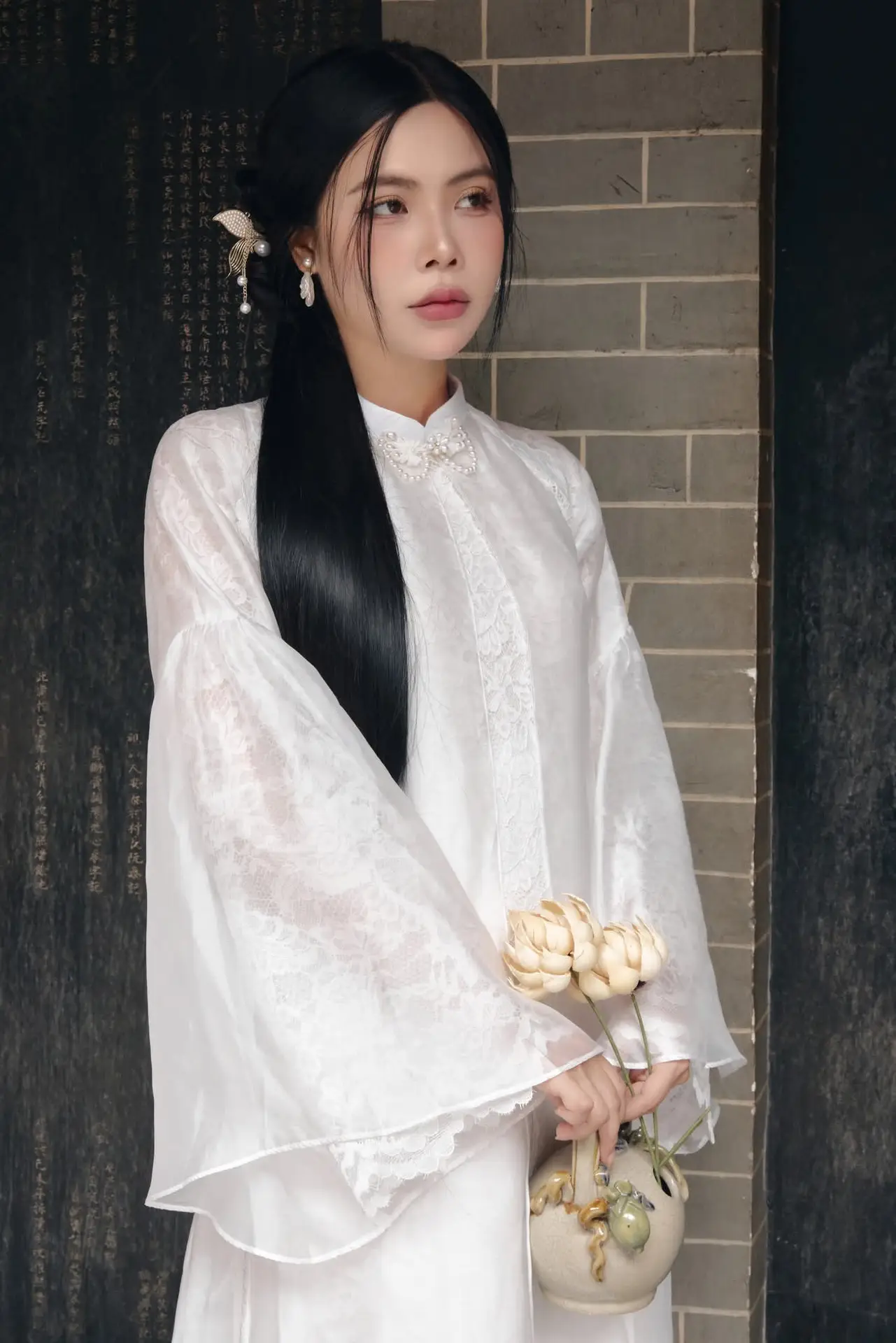 Elegant East Asian Beauty: Gentle Charm in Pristine Classic Attire 17639710