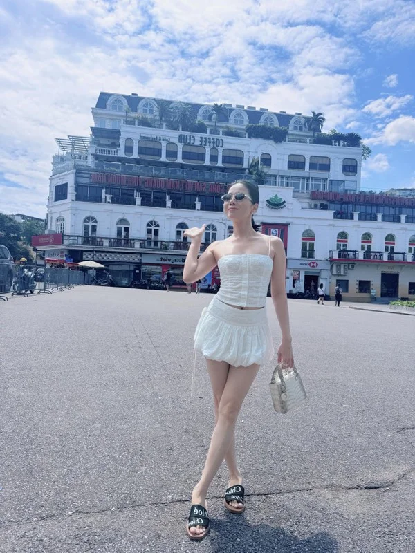 Vietnamese Showbiz Highlights: Toc Tien’s Bold Bikini Style and Manh Truong’s Heartwarming Family Photos