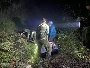Heroic Efforts to Combat the Raging Forest Fires in Ca Mau Province - image 4