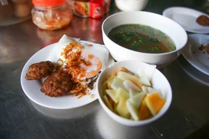 Discover Banh Cuon Canh Xuong: The Unique Steamed Rice Rolls and Bone Broth Specialty of Tuyen Quang, Vietnam - image 1
