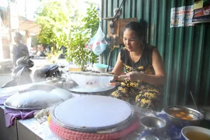 Discover Banh Cuon Canh Xuong: The Unique Steamed Rice Rolls and Bone Broth Specialty of Tuyen Quang, Vietnam - image 2