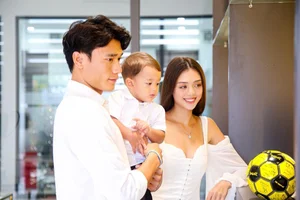 Bui Tien Dung Teaches Son Vietnamese as Wife Dianka Watches Lovingly - image 3