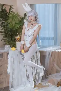 Coser 51Jiang as Azur Lane Acasta: Enchanting White Bunny Girl Cosplay - image 2