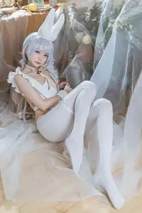 Coser 51Jiang as Azur Lane Acasta: Enchanting White Bunny Girl Cosplay - image 5
