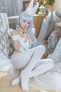 Coser 51Jiang as Azur Lane Acasta: Enchanting White Bunny Girl Cosplay - image 1