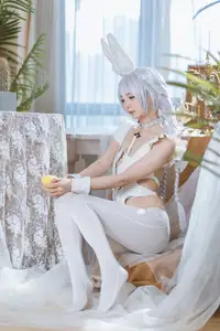 Coser 51Jiang as Azur Lane Acasta: Enchanting White Bunny Girl Cosplay - image 8