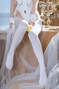 Coser 51Jiang as Azur Lane Acasta: Enchanting White Bunny Girl Cosplay - image 11