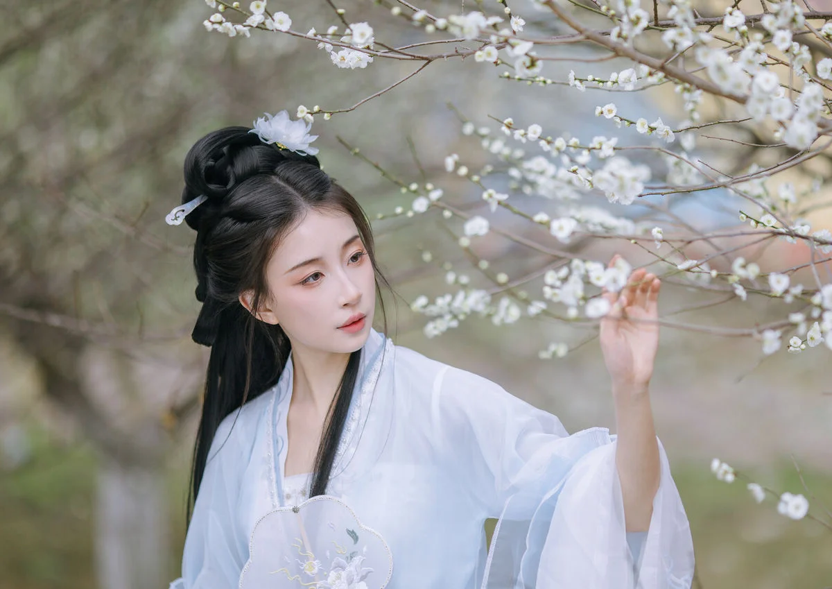YiTuYu Art Language Vol.8811: Captivating Wu Qiao Bu Cheng Hu in Traditional Elegance Amidst Spring Blossoms
