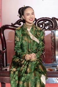 Actress Dinh Ngoc Diep and Director Victor Vu Attend Event with Parents - image 11
