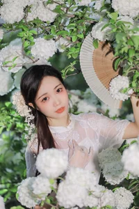 Ethereal Beauty in White Hydrangeas YiTuYu Vol.8965 Hua Zhuang Shi Tian - image 2