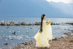 Ethereal Grace of Wan Jiang Ting in YiTuYu Art Language Vol.8851 by the Lake - image 2