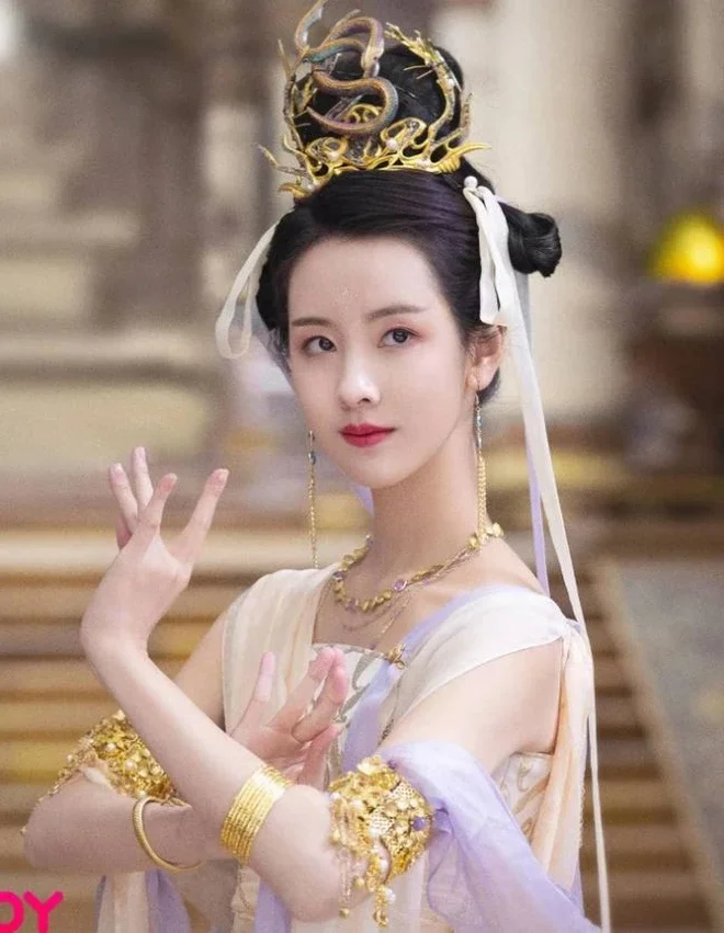 Chen Duling's Stunning 'Waiting for a Car' Moment Goes Viral Online