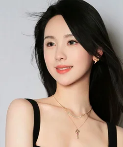 Chen Duling's Stunning 'Waiting for a Car' Moment Goes Viral Online - image 3
