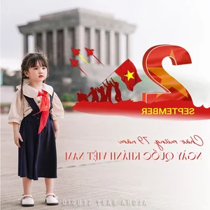 Heartwarming Photo of a Schoolchild in Red Scarf at Ho Chi Minh Mausoleum - image 1