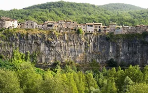 Breathtaking Cliffside Villages Around the World That Defy Gravity - image 8