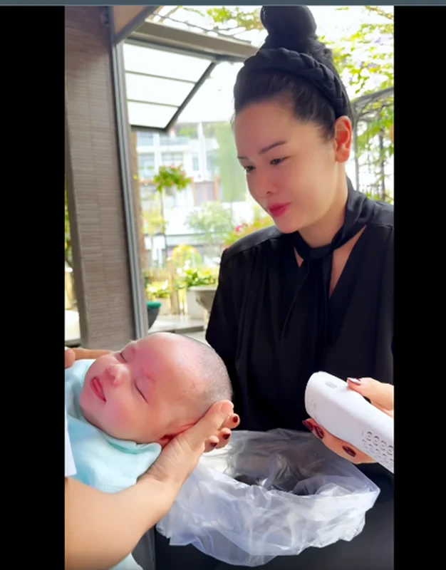 Inside the Luxurious Life of Nhat Kim Anh and Her Daughter