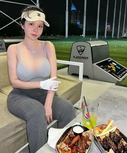 Bold Golf Course Fashion Sparks Social Media Debate - image 2