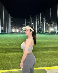 Bold Golf Course Fashion Sparks Social Media Debate - image 4