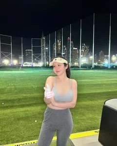 Bold Golf Course Fashion Sparks Social Media Debate - image 3