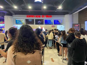 Hanoi Youth in Frenzy Over ‘Dao, Pho va Piano’: The Long Queues for Tickets Are Hard to Believe - image 5
