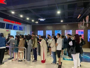 Hanoi Youth in Frenzy Over ‘Dao, Pho va Piano’: The Long Queues for Tickets Are Hard to Believe - image 9
