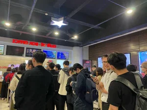 Hanoi Youth in Frenzy Over ‘Dao, Pho va Piano’: The Long Queues for Tickets Are Hard to Believe - image 8