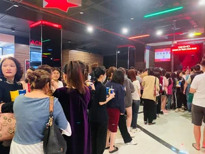Hanoi Youth in Frenzy Over ‘Dao, Pho va Piano’: The Long Queues for Tickets Are Hard to Believe - image 11