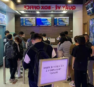 Hanoi Youth in Frenzy Over ‘Dao, Pho va Piano’: The Long Queues for Tickets Are Hard to Believe - image 2