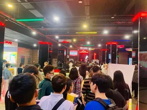 Hanoi Youth in Frenzy Over ‘Dao, Pho va Piano’: The Long Queues for Tickets Are Hard to Believe - image 13