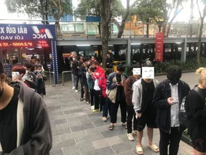 Hanoi Youth in Frenzy Over ‘Dao, Pho va Piano’: The Long Queues for Tickets Are Hard to Believe - image 4