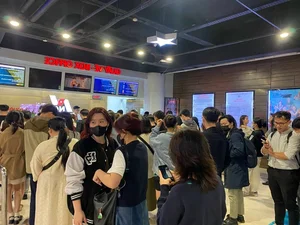 Hanoi Youth in Frenzy Over ‘Dao, Pho va Piano’: The Long Queues for Tickets Are Hard to Believe - image 6