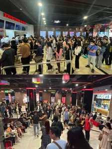 Hanoi Youth in Frenzy Over ‘Dao, Pho va Piano’: The Long Queues for Tickets Are Hard to Believe - image 12