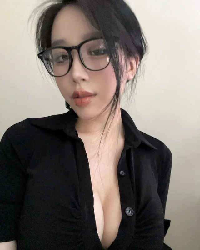 Exclusive Gallery: The Elegant Lifestyle and Beauty of a Popular Digital Streamer